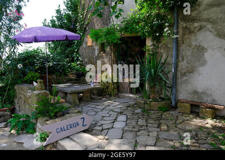 Galerie im Künstlerdorf Groznjan, Istrien, Kroatien Stockfoto