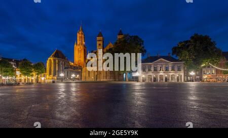 Sint-Jans-Kirche und St.-Servatius-Basilika auf dem Vrijthof-Platz, Maastricht, Provinz Limburg, Niederlande Stockfoto