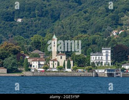 Kirche und Villa am Seeufer, Belgirate, Lago Maggiore, Piemont, Italien Stockfoto