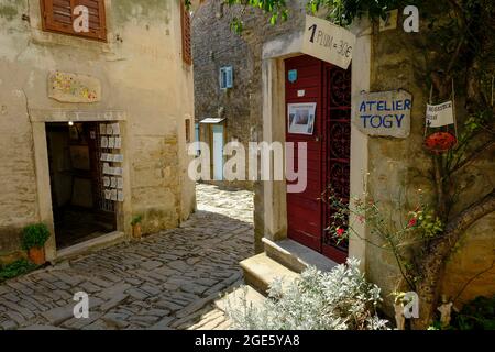 Galerie im Künstlerdorf Groznjan, Istrien, Kroatien Stockfoto