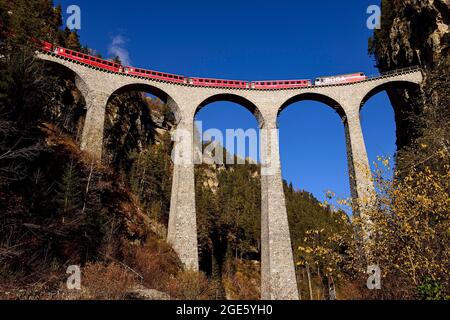 Landwasserviadukt der Rhätischen Bahn, Filisur, Graubünden, Schweiz Stockfoto