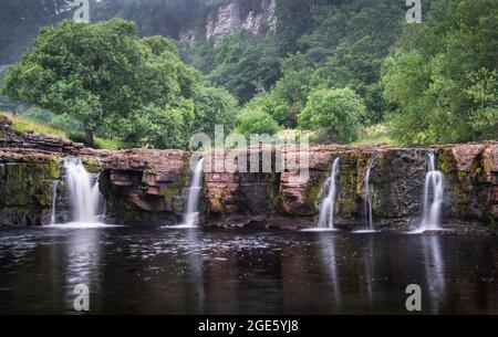 Wain mit Macht auf dem Fluss Swale im Sommer. In der Nähe von Keld in Swaledale, Yorkshire Dales, England, Großbritannien Stockfoto