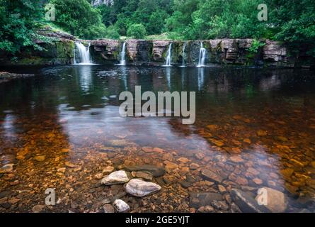 Wain mit Macht auf dem Fluss Swale im Sommer. In der Nähe von Keld in Swaledale, Yorkshire Dales, England, Großbritannien Stockfoto