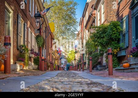 Die historische Altstadt von Philadelphia, Pennsylvania. Elfreth's Alley, die als die älteste Wohnstraße des Landes bezeichnet wird, stammt aus dem Jahr 1702 Stockfoto