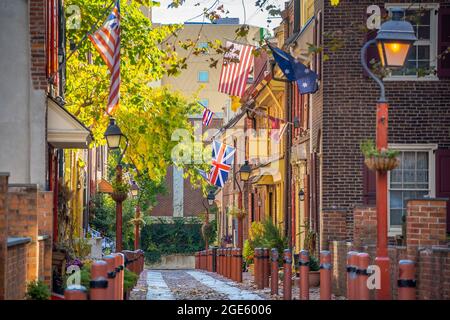 Die historische Altstadt von Philadelphia, Pennsylvania. Elfreth's Alley, die als die älteste Wohnstraße des Landes bezeichnet wird, stammt aus dem Jahr 1702 Stockfoto