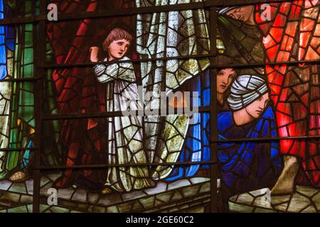 Buntglasfenster des präraffaelitischen Künstlers Edward Burne Jones, St Philip's Cathedral, Birmingham, Großbritannien Stockfoto