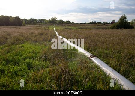 Undichtes Wasserrohr mit Jet from Hole am Außenfeld. Stockfoto