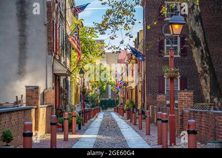 Die historische Altstadt von Philadelphia, Pennsylvania. Elfreth's Alley, die als die älteste Wohnstraße des Landes bezeichnet wird, stammt aus dem Jahr 1702 Stockfoto