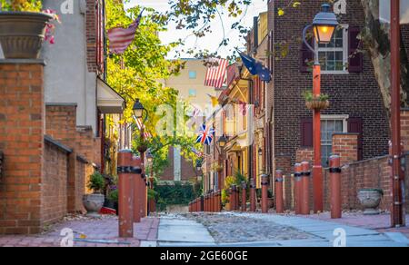Die historische Altstadt von Philadelphia, Pennsylvania. Elfreth's Alley, die als die älteste Wohnstraße des Landes bezeichnet wird, stammt aus dem Jahr 1702 Stockfoto