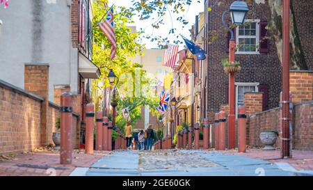 Die historische Altstadt von Philadelphia, Pennsylvania. Elfreth's Alley, die als die älteste Wohnstraße des Landes bezeichnet wird, stammt aus dem Jahr 1702 Stockfoto