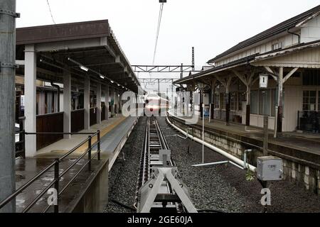 Yudanaka, nagano, japan, 2021-13-8 , Zug bei Ankunft am Bahnhof Yudanaka. Stockfoto