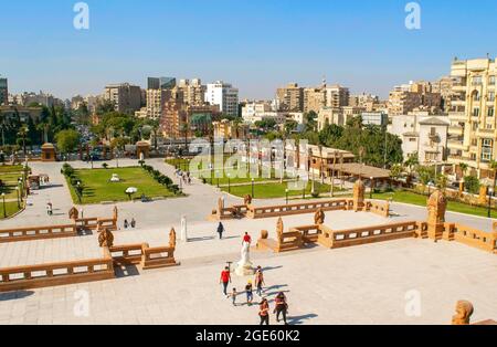 Kairo - Ägypten - 06. Oktober 2020: Misr al Gadida, Al Montaza, Stadtübersicht vom Baron Empain Palastdach mit vielen Menschen und starkem Autoverkehr Stockfoto