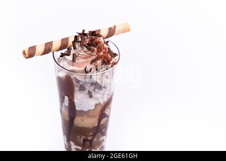 Auswahl an Gourmet-Aromen von italienischen Eisschaufeln in einer Eisschale oder Eiscreme in einer Eisschale auf weißem Hintergrund. Stockfoto