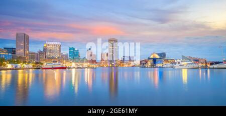 Blick auf die Gegend von Inner Harbor in der Innenstadt von Baltimore, Maryland, USA, bei Sonnenuntergang Stockfoto