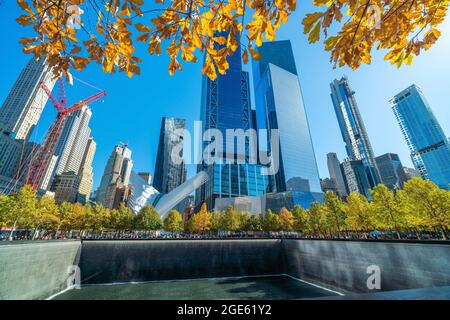 NEW YORK CITY - 25. Oktober 2019 : 9/11 Gedenkstätte im World Trade Center Ground Zero in Downtown Manhattan, NYC USA Stockfoto