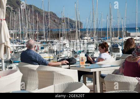 Blick über die Bucht von Funchal und den Yachthafen, Funchal, Madeira, Portugal, Europa Stockfoto