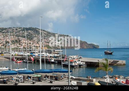 Blick über die Bucht von Funchal und den Yachthafen, Funchal, Madeira, Portugal, Europa Stockfoto