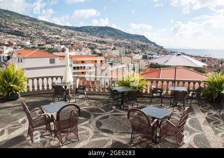 Hotelterrasse mit gemusterten Kopfsteinpflaster und Blick über Funchal, Madeira, Portugal, Europa Stockfoto
