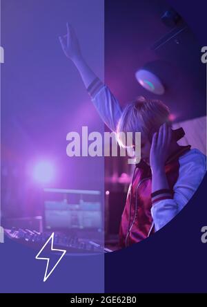 Komposition aus weißem Blitz-Symbol über weiblicher dj Stockfoto
