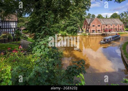 Gehobene Wohnimmobilien in der Dukes Wharf in Worsley (rechts) am Bridgewater-Kanal. The Packet House (links) ein denkmalgeschütztes Gebäude mit 1760 Grad 11, Salford heri Stockfoto