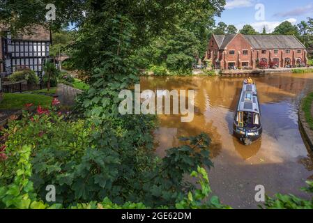 Gehobene Wohnimmobilien in der Dukes Wharf in Worsley (rechts) am Bridgewater-Kanal. The Packet House (links) ein denkmalgeschütztes Gebäude mit 1760 Grad 11, Salford heri Stockfoto