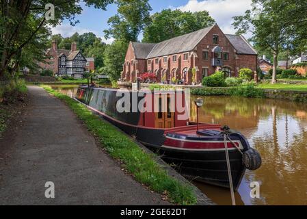 Hochwertige Wohnungen in der Dukes Wharf (rechts) in Worsley am Bridgewater Kanal.The Packet House (links) ein denkmalgeschütztes Gebäude mit 1760 Grad 11 und Salford HE Stockfoto