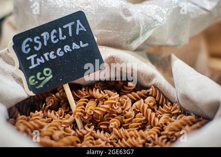 Ganze Masse Dinkel im ECO Store zu verkaufen Stockfoto