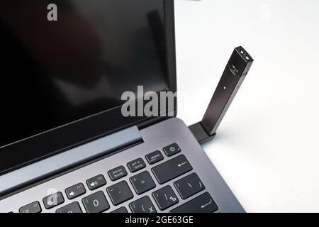 MOSKAU - 26. Juni 2020: Juul e-Zigarette Nikotindampfstab und Laptop mit usb-Ladegerät. Stockfoto