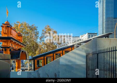 LOS ANGELES - 28. OKTOBER 2019: Angels Flight in Downtown LA, USA. Die Seilbahn stammt aus dem Jahr 1901. Stockfoto