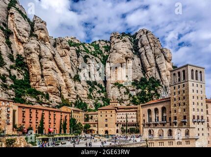 Montserrat, Spanien - 12. Mai 2011: Santa Maria de Montserrat ist eine Abtei des Ordens des Heiligen Benedikt, die sich auf dem Berg Montserrat in Monist befindet Stockfoto