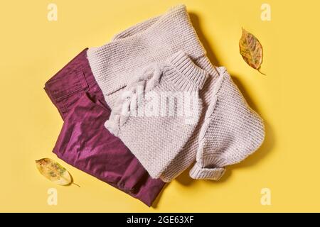 Weibliche Herbstkleidung auf gelbem Hintergrund. Set von Frauen Outfit Kleidung auf gelb Stockfoto