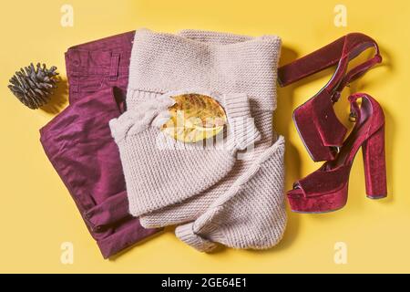 Weibliche Herbstkleidung auf gelbem Hintergrund. Set von Frauen Outfit Kleidung auf gelb Stockfoto