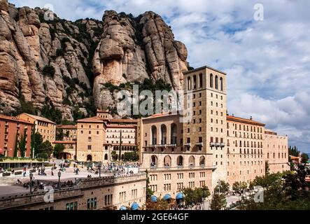 Montserrat, Spanien - 12. Mai 2011: Santa Maria de Montserrat ist eine Abtei des Ordens des Heiligen Benedikt, die sich auf dem Berg Montserrat in Monist befindet Stockfoto