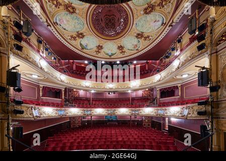 Das wunderschöne Interieur des Wakefield Theatre Royal and Opera House, entworfen von Frank Matchem, West Yorkshire, Nordengland, Großbritannien Stockfoto