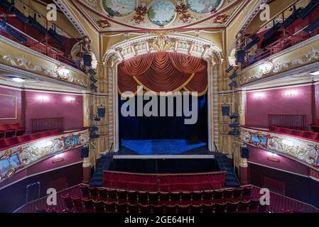 Das wunderschöne Interieur des Wakefield Theatre Royal and Opera House, entworfen von Frank Matchem, West Yorkshire, Nordengland, Großbritannien Stockfoto