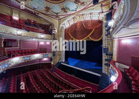 Das wunderschöne Interieur des Wakefield Theatre Royal and Opera House, entworfen von Frank Matchem, West Yorkshire, Nordengland, Großbritannien Stockfoto