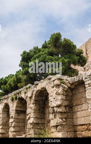 Blick von unten auf die Akropolis von Athen. Alte griechische Siedlung. Wahrzeichen von Athen. Steinmauer mit Bögen. Stockfoto