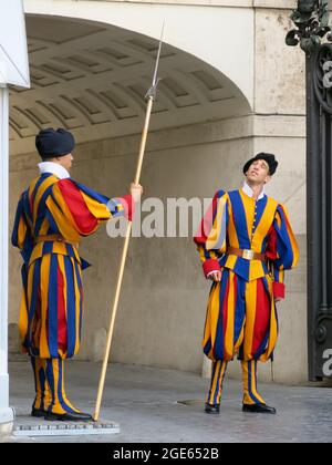 Päpstliche Schweizer Garde, Guardia svizzera pontificia, Soldaten am Tor zum Petersdom, Vatikanstadt, Rom, Italien Stockfoto