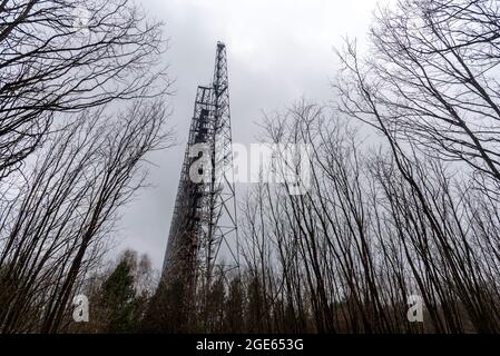 Sowjetische Radarstation Duga über dem Horizont in der Tschernobyl-Sperrzone. Die massive verlassene sowjetische Duga Stockfoto