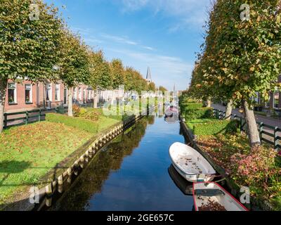 Häuser mit Gärten am Wasser am Kanal Eegracht in der Stadt IJlst, Friesland, Niederlande Stockfoto