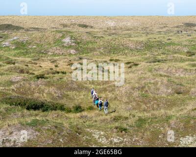 Wandergruppe Wandern in den Dünen des Naturschutzgebietes der westfriesischen Insel Vlieland, Friesland, Niederlande Stockfoto