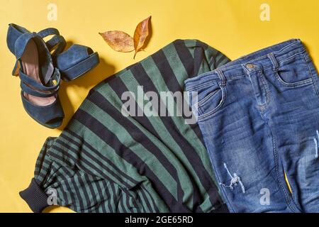 Weibliche Herbstkleidung auf gelbem Hintergrund. Set von Frauen Outfit Kleidung auf gelb Stockfoto