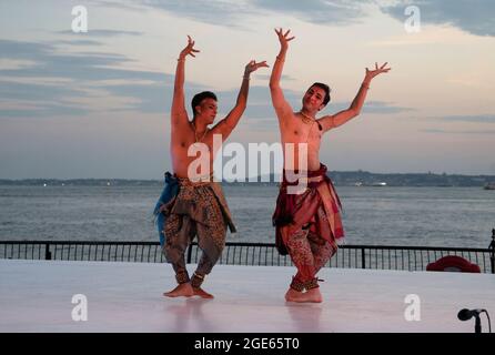 Dieser Tanz im Bharatanatyam-Stil, der beim Battery Dance Festival aufgeführt wird, zeichnet den Wasserkreislauf von Verdunstung, Kondensation bis Niederschlag nach. Stockfoto