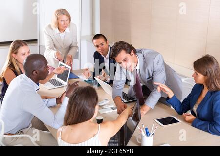 Business-Leute diskutieren im Tagungsraum Stockfoto