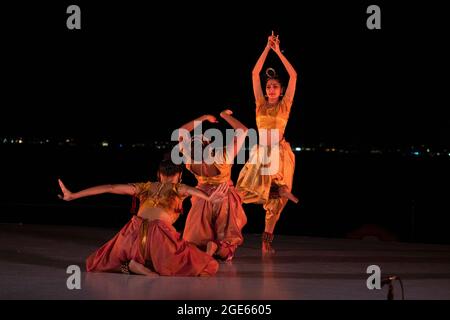 Anlässlich der Gründung Indiens wurde beim Battery Dance Festival in New York City ein Tanz in Kuchipudi, einem klassischen südindischen Tanzstil, aufgeführt. Stockfoto