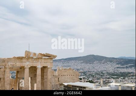 Stadtbild von Athen vom Akropolis-Hügel. Ruins Temple of Athene Nike im Vordergrund. Alte Architektur von Griechenland. Stockfoto