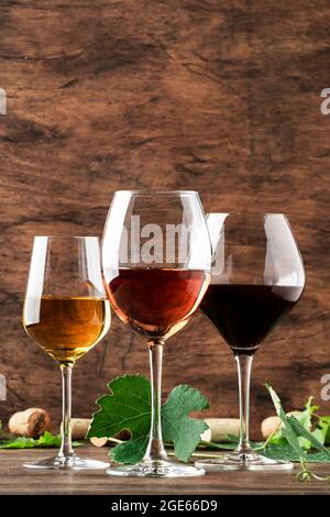 Rot-, Weiß- und Roséwein im Sortiment in Gläsern. Weinprobe, Vintage Holzhintergrund, Kopierraum Stockfoto