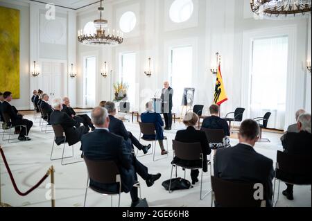 17. August 2021, Berlin: Bundespräsident Frank-Walter Steinmeier spricht im Schloss Bellevue anlässlich einer Gedenkveranstaltung zum Gedenken an den Mord an Matthias Erzberger vor 100 Jahren. Am 26. August 1921 wurde der zentristische Politiker und ehemalige Reichsfinanzminister Matthias Erzberger durch mehrere Schüsse aus nächster Nähe im Schwarzwald getötet. Als Pionier der deutschen Demokratie nahm er den Hass auf die Gegner der Weimarer Republik auf. Die Mörder waren Mitglieder des rechten Terroristenkonsul der Organisation. Foto: Bernd von Jutrczenka/dpa Stockfoto