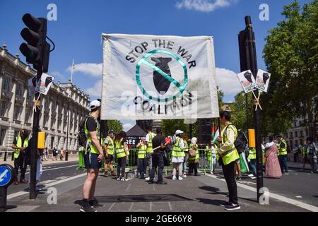 Demonstranten halten vor der Downing Street ein Transparent der Koalition „Stoppt den Krieg“ auf dem Protest der Justice for Palestine. London, Großbritannien. Juni 2021. Stockfoto