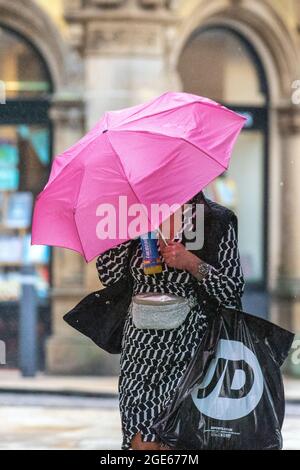 Preston, Lancashire. Wetter in Großbritannien. 17 August 2021. Sommer-Verkaufszahlen, Shopper und Duschen in Fishergate. Ein weiterer feuchter, winziges Sommertag im Stadtzentrum mit einer Prognose für das anhaltende, nicht saisonale Wetter für den Rest der Woche. Kredit; MediaWorldImages/AlamyLiveNews Stockfoto